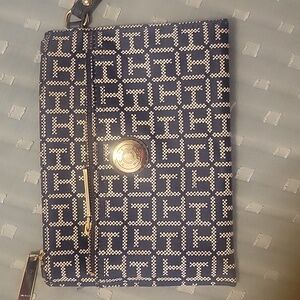 Women's wristlet